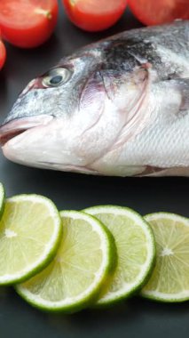 Limon ve domatesli taze Dorado Balığı.