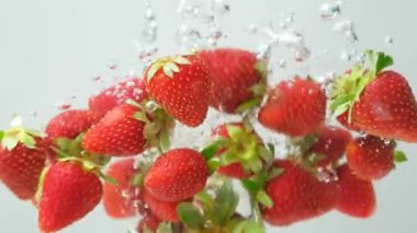 Suyun altında taze çilek. Böğürtlen kabarcıklarının patlaması ağır çekim