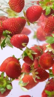 Taze çilek suya batırılmış, su sıçramış, bir sürü kabarcık, ağır çekim.