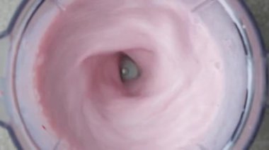 Çilekli milkshake 'i karıştırıcı ile çırpma işlemi