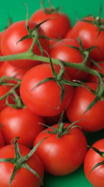 Bir grup taze domatesin dikey dönüşümü