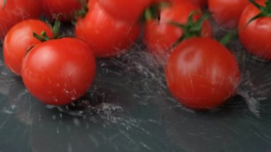 Olgun Domatesler Suyun İnce Katmanına Damlıyor.