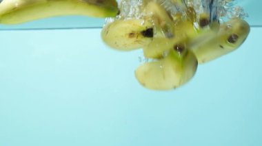 Kabarcıklı Sulu Muz Düşürme Yavaş Hareketli.