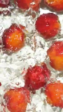 Dinamik Su Sıçratma Şeftali ile, Yavaş Hareket Üst Görünümü.