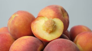 Sulu Şeftali Yığını. Doğal Yaz Meyveleri Dönüşümü.