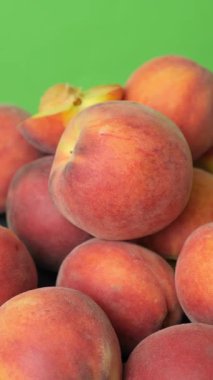 Sulu Şeftali Yığını. Doğal Yaz Meyveleri Dönüşümü.