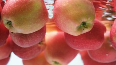 Suyun Altında Sürüklenen Kırmızı Elmaların Yavaş Çekimi