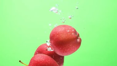 Suyun altında taze kırmızı elmalar. Kabarcık ve Hareket Efekti