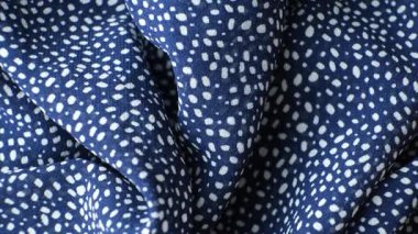 Polka Dot Polyester Kumaşının Yakın Çekimi.