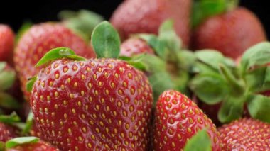 Sulu Çilekler. Yakın plan. Canlı Kırmızı Böğürtlen Dokusu Yavaş Döndürme.
