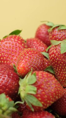 Olgun taze çilek makrosu, temiz tahıllar, dikey meyve arkaplanı..