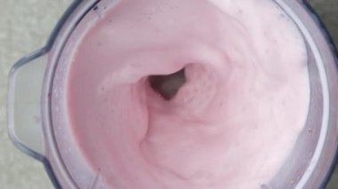 Çilekli milkshake 'i yavaş çekimde karıştırma işlemi.
