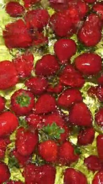 Olgun Çilek Suyu Sıçratıyor. Yaz Berry Dikey Yavaş Hareketi.