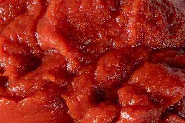 Zengin domates ezmesinin makro dokusu. Mutfak Kırmızı Arkaplanı
