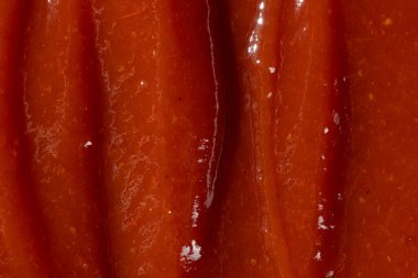 Ketçapın makro dokusu, doğal geleneksel domates sosu, üst görünüm, mutfak arka planı.