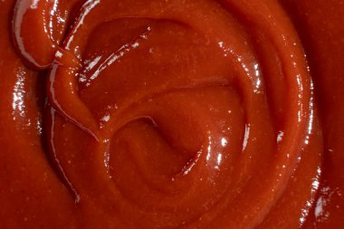 Ketçapın makro dokusu, doğal geleneksel domates sosu, üst görünüm, mutfak arka planı.
