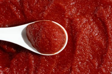 Bir kaşıkta konsantre doğal domates ezmesi, makro doku..