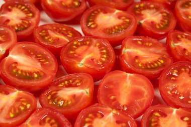 Taze kesilmiş küçük domateslerin yakın çekimi. Canlı Kırmızı Aşçılık Arkaplanı