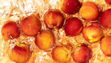 Meyvemsi yaz arkaplanı. Şeftalinin tamamı su üstü manzaralı.