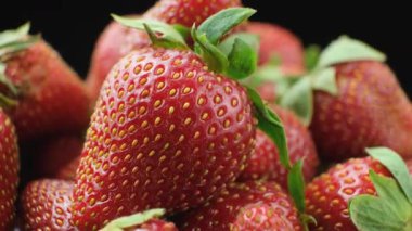 Sulu Çilekler. Yakın plan. Canlı Kırmızı Böğürtlen Dokusu Yavaş Döndürme.