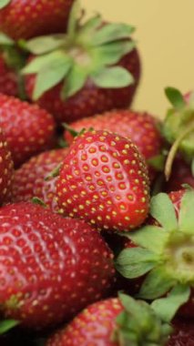 Olgun taze çilek makrosu, temiz tahıllar, dikey meyve arkaplanı..