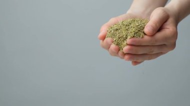 Kurumuş doğal kekik ellerden dökülüyor, ağır çekim..