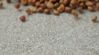 Kurutulmuş Vicia Faba fasulyeleri yavaş çekim yayılmış, sebze proteini kaynağı..