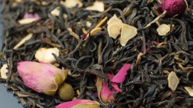Bitkisel siyah çay karışımı. Ginseng ve Gül Yaprakları Macro.