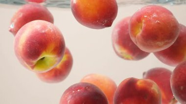 Sulu Şeftali Yavaş Çekimde Su Damlatıyor.