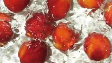 Olgun Şeftalilerin Suda Dalgalanan Yavaş Hareketli Üst Manzarası.