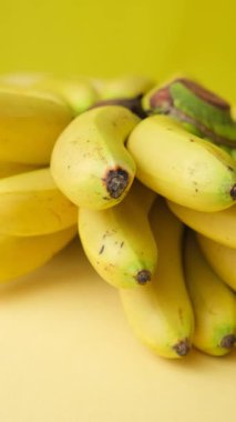 Bir demet taze bebek muzunun dikey görüntüsü