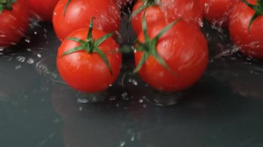 Olgun Domatesler Suyun İnce Katmanına Damlıyor.
