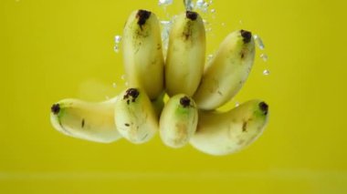 Bir sürü baloncuk ve ağır çekimde suya batırılmış mini muzlar.