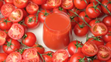 Taze domates suyu ve olgun domatesler.