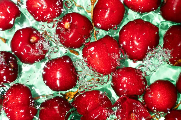 Sudaki Kiraz Patlamasının Makro Üst Görünümü