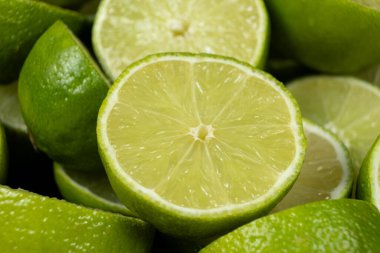 Sulu Detaylı Yeşil Citrus Kireç Yarılarına Yakın Çekim.