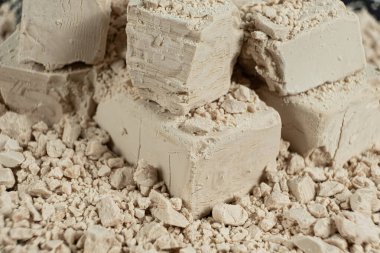 Sıkıştırılmış taze maya küplerinin makro dokusu.