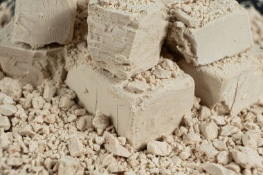 Sıkıştırılmış taze maya küplerinin makro dokusu.