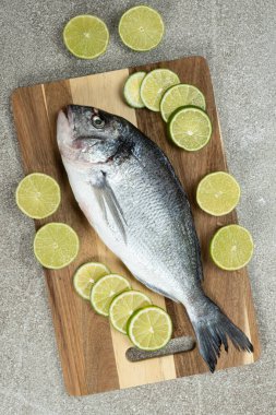 Kireç dilimli taze Dorado Deniz Balığı.