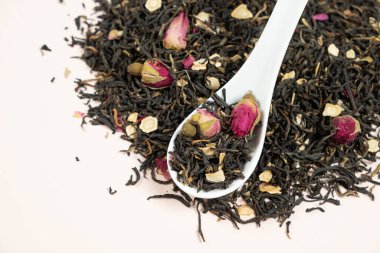 Ginseng Pieces ve Tea Roses ile Siyah Çay Kompozisyonu