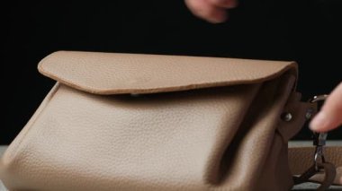 Kadınların Deri Çantasının Manyetik Kilidi Yavaş Hareketin Açılışı