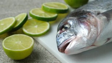 Limon dilimli taze çiğ Dorado Deniz Balığı.