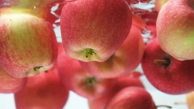 Suyun Altında Sürüklenen Kırmızı Elmaların Yavaş Çekimi