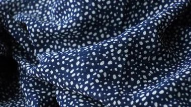 Polka Dot Polyester Kumaşının Yakın Çekimi.