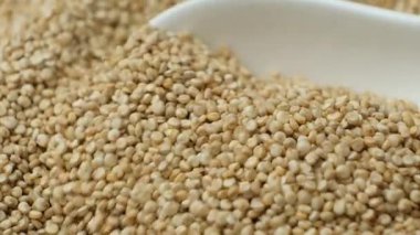 Beyaz kinoa kaşıktan dökülüyor, makro ağır çekim..