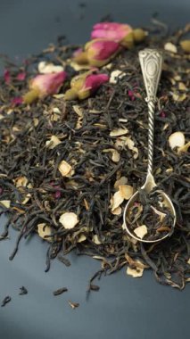 Ginseng Kökü ve Pembe Gül Çiçekleri ile Aromatik Gevşek Çay