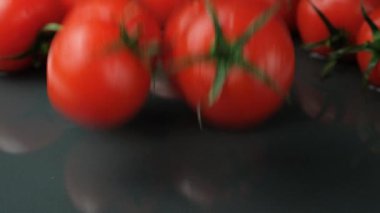 Taze olgun domates yavaş çekimde düşüyor, su sıçrıyor.