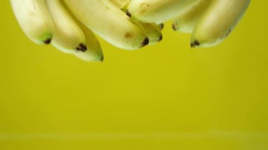 Kabarcıklı Sulu Muz Düşürme Yavaş Hareketli.