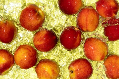 Tam Olgun Şeftali Suyu. Dalgalanmalar ve Sıçramalarla Üst Görünüm