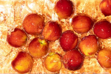 Tam Olgun Şeftali Suyu. Dalgalanmalar ve Sıçramalarla Üst Görünüm